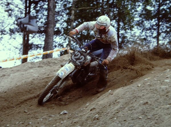 Tyylinsä kullakin, perse irti satulasta kurvissa. Salo GP-125xx 1980